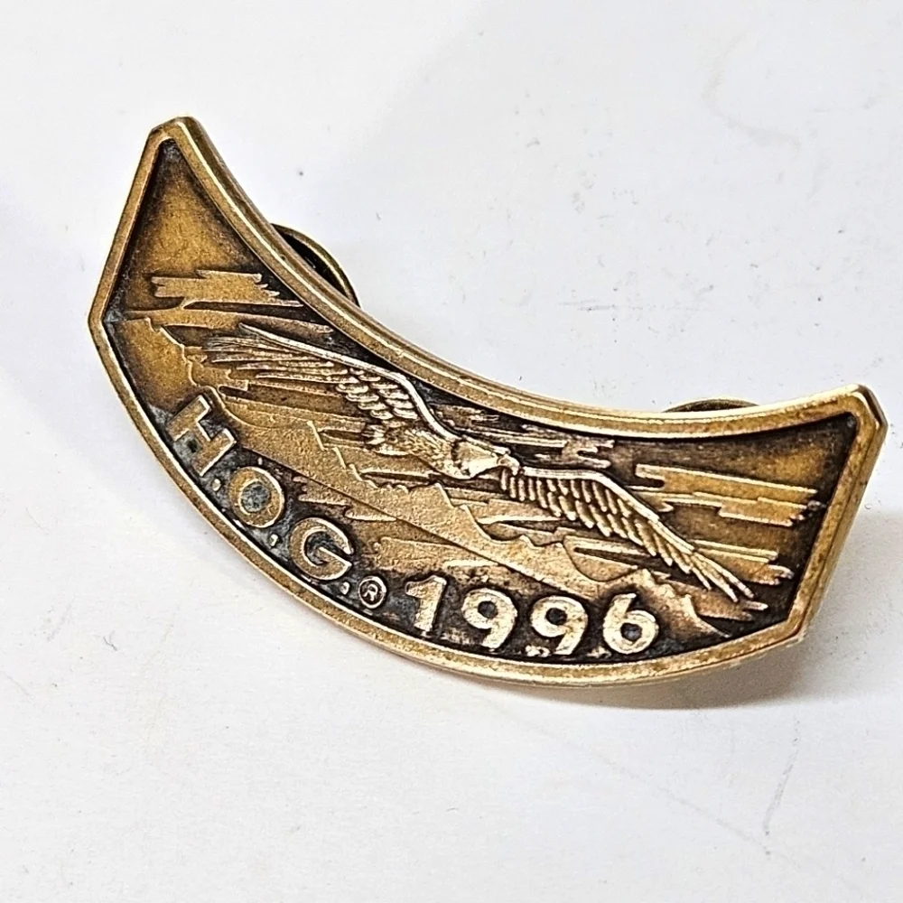 VINTAGE 1996 Harley Davidson Owners Group HOG Lapel Pin Badge Rocker Eagle HD